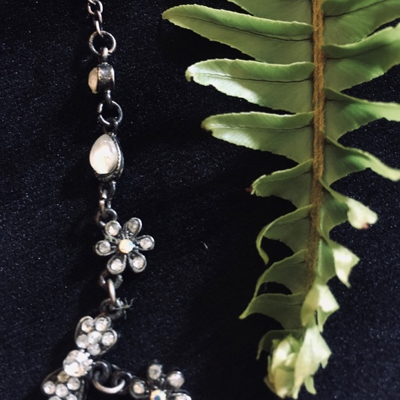 Dainty flower necklace 🌼 - Picture 3 of 6